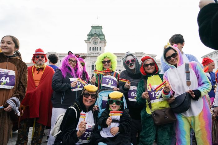 700 persone in festa nel cuore della città, la Bavisela di Carnevale cresce e si rafforza (FOTO - VIDEO)