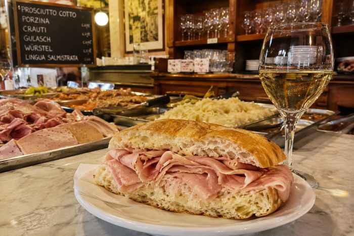 Dal prosciutto caldo al goulash: cosa si mangia davvero nei buffet storici triestini