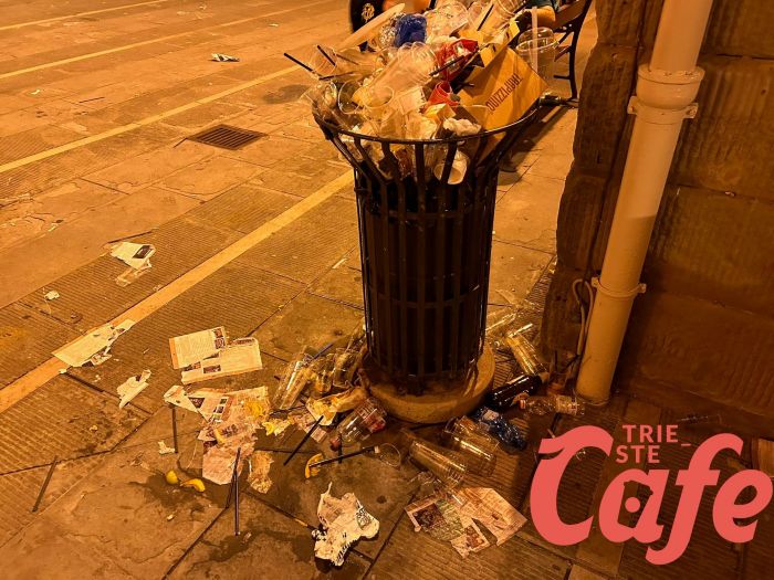 "La vita notturna di Trieste è sostenibile come pensiamo? Disastro di plastica e rifiuti in piazza Cavana"