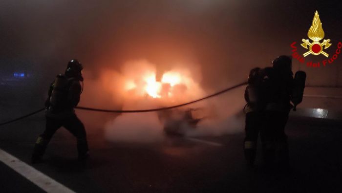 SPV, auto in fiamme in galleria dopo un incidente: illese le quattro persone a bordo