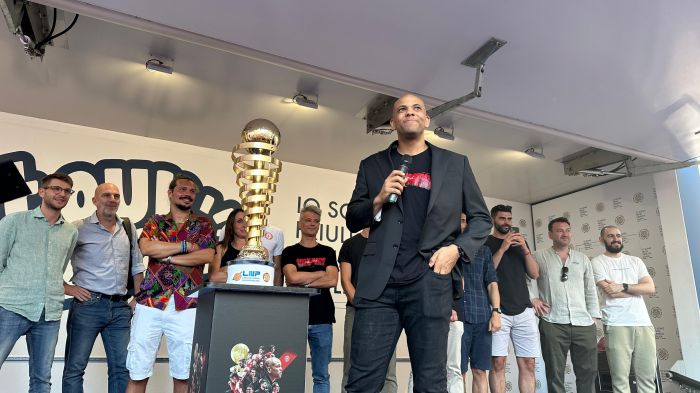 Gioia e tripudio: la Pallacanestro Trieste festeggia con i tifosi il ritorno in Serie A1 (FOTO-VIDEO)