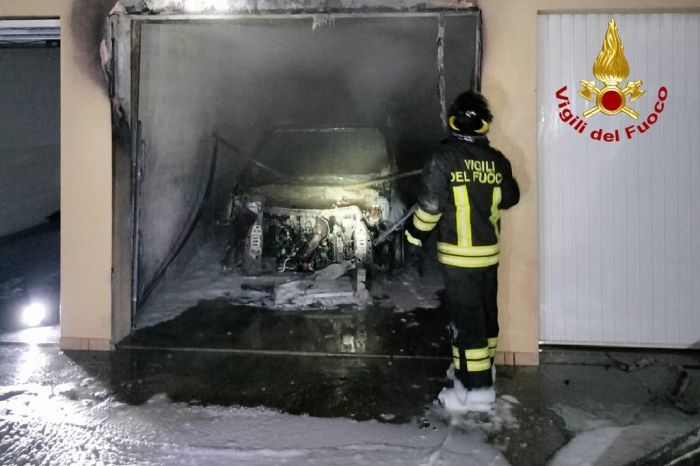 Auto distrutta dalle fiamme in una villa a schiera, intervento dei pompieri nella notte in Fvg