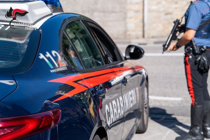 Trieste, blitz serale dell’Arma: arrestato un evaso, denunce per armi e spray