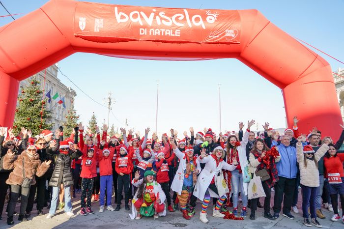 Bavisela di Natale 2025, Piazza Unità si riempie di energia e solidarietà: oltre 1.300 triestini in corsa per il Burlo (VIDEO)