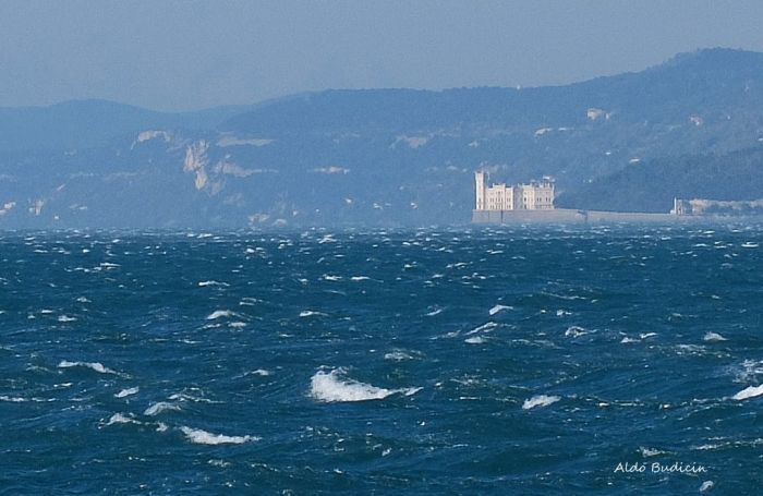 Allerta meteo, bora oltre i 100 km/h, mare agitato e raffiche intense tra Vigilia e Natale