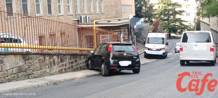 VIa Farneto, auto si schianta contro un muro: veicolo trovato danneggiato ma al sicuro (FOTO)