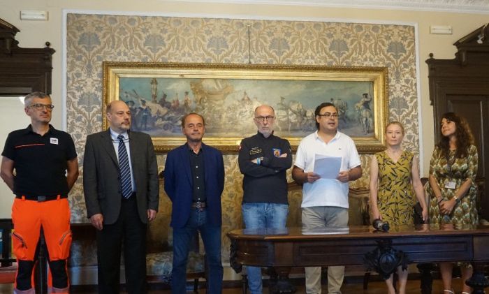 Donati un’ambulanza, 6 defibrillatori e 3 monitor per il monitoraggio dei parametri fisiologici all'Ucraina 