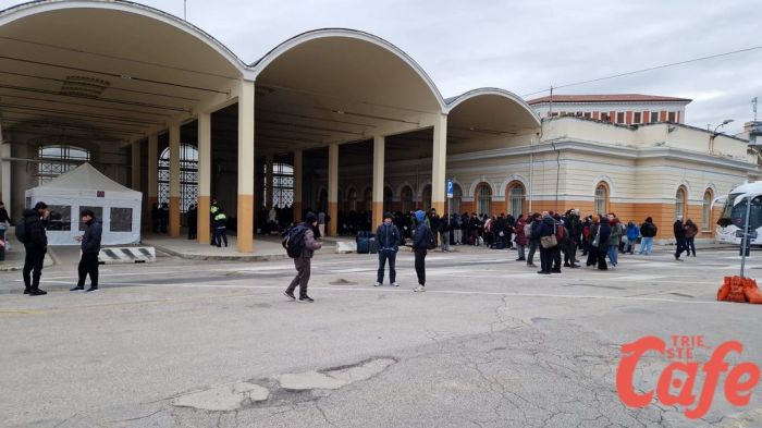 Nuovo sgombero migranti in Porto Vecchio dall’alba, sul posto forze dell’ordine