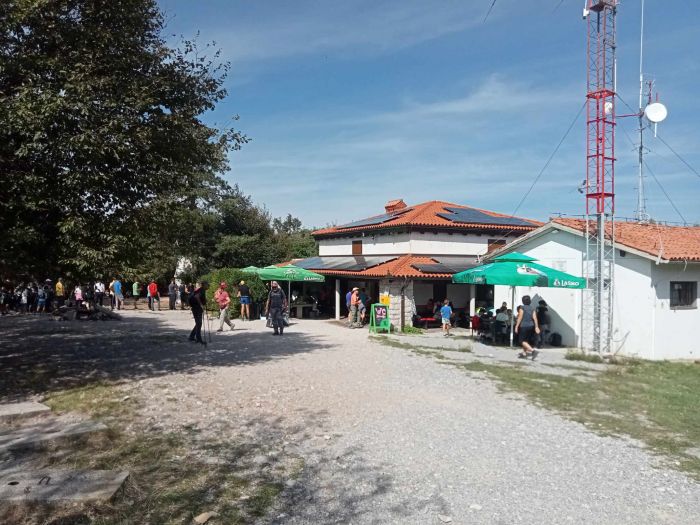 Triestini e sloveni in cammino: una domenica di sole sul monte Cocusso