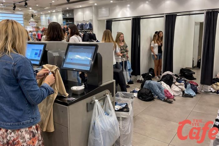 “Casse fai-da-te e camerini nel caos”: cliente esplode e denuncia degrado di un negozio a Trieste