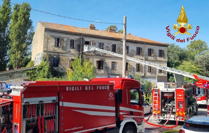 Valmaura, incendio in una scuola dismessa di via Fianona: nessuna persona all’interno