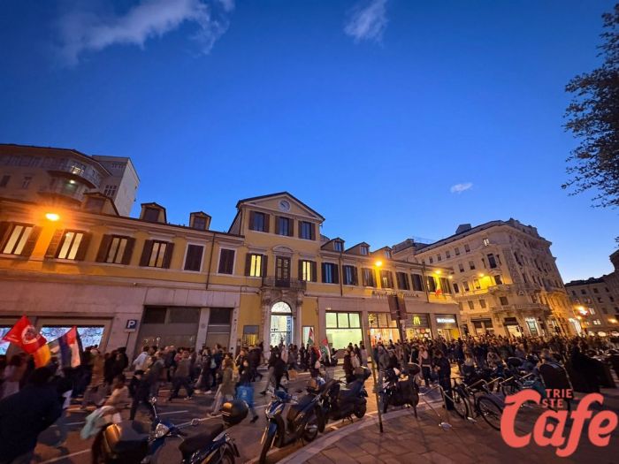 Piazza della Borsa, presidio poi corteo per la Palestina: “Attacco in acque internazionali, pirateria” (FOTO-VIDEO)