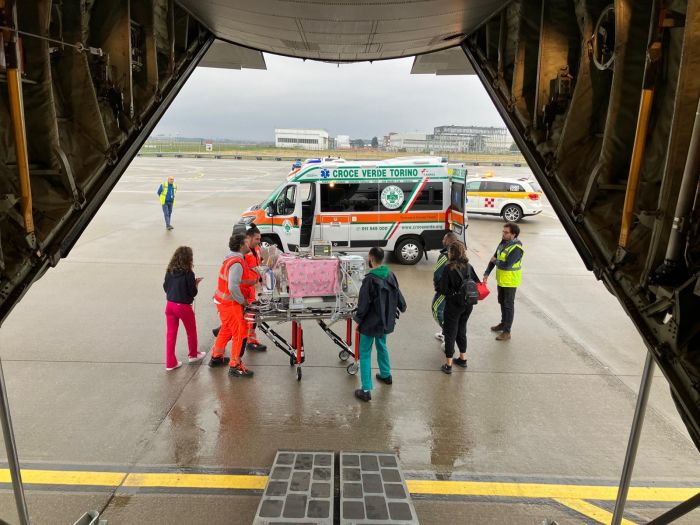 Neonato in imminente pericolo di vita trasportato in culla termica a bordo di un C-130J