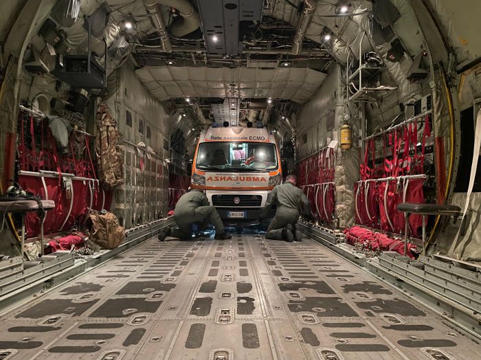 Un cuore che batte forte a bordo di un C-130: soccorso aereo per un bimbo di un giorno in Italia
