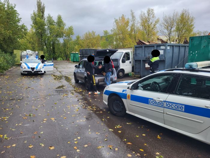 Sgomberavano appartamenti gettando rifiuti in centri non autorizzati: 4 denunciati