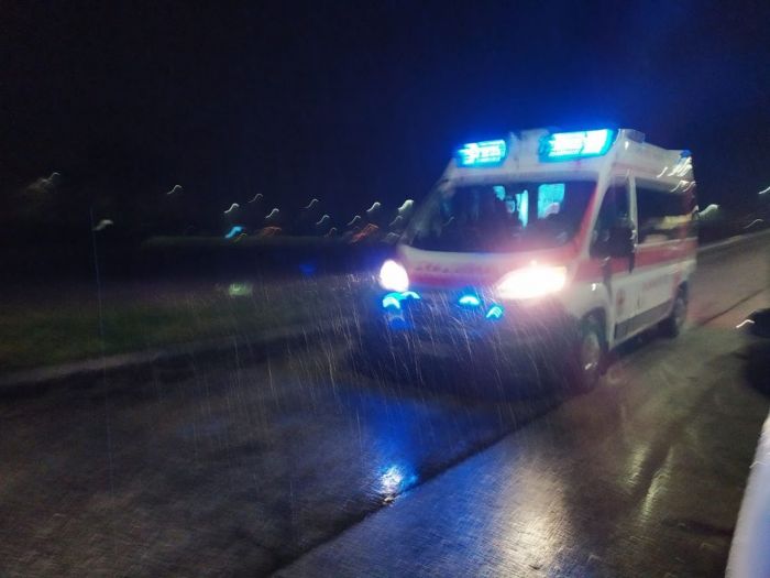 Fvg, 35enne perde il controllo dell'auto schiantandosi contro auto in sosta 