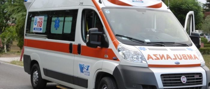 Si infortuna mentre fa legna in Veneto