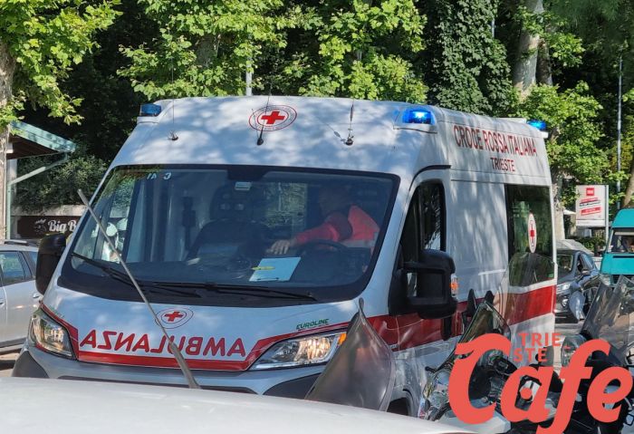 Scontro tra auto e scooter in via Giulia: traffico rallentato, ferito lievemente un uomo