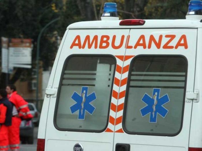 Incidente tra scuolabus e auto in via Fiamme Gialle: coinvolti 40 bambini, traffico in tilt