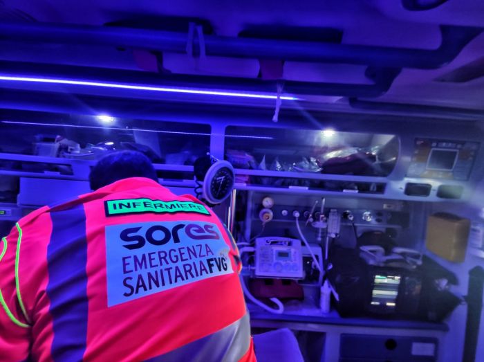 Fvg, tenta di scavalcare un muretto nel cortile di casa precipitando per 2 metri a terra 