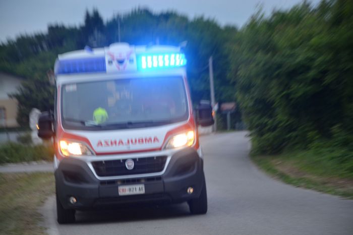 Fvg, conducente di un'auto investe 80enne: immediatamente all'ospedale 