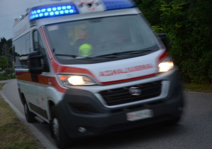 Fvg, perde il controllo dell'auto nel corso della notte: principio d'incendio all'auto 