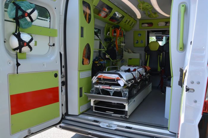 Fvg, si schianta contro un palo e rimane intrappolato nel mezzo: all'ospedale 