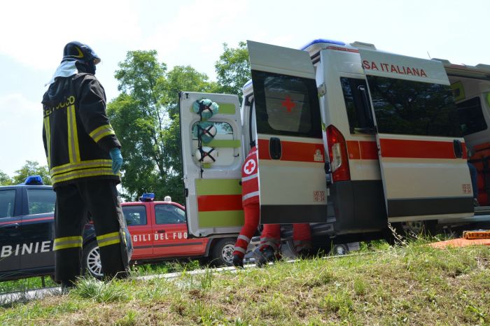 Fvg: alla guida di un furgone si ribalta finendo all'ospedale 