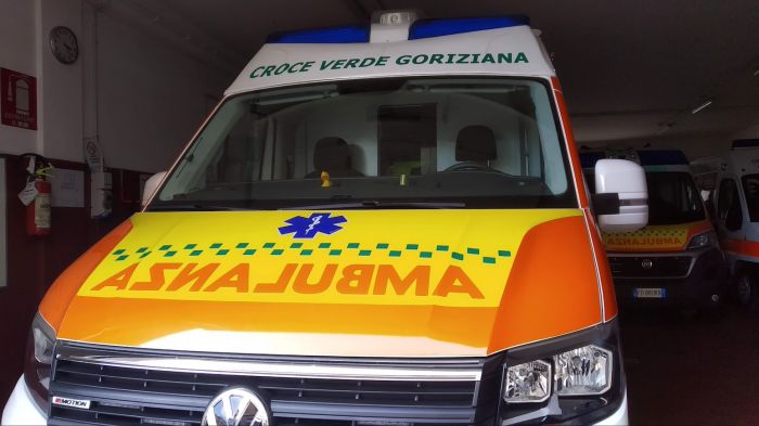 Incidente all'alba in Fvg perde il controllo dell'auto finendo in un fossato a bordo strada 