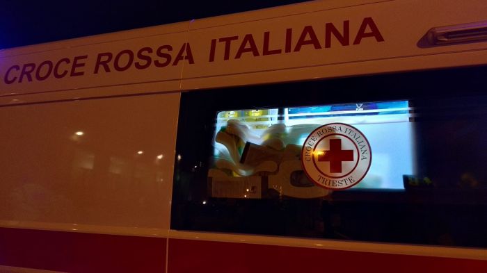 Fvg, 30enne perde il controllo dell'auto finendo fuori strada: ferita all'ospedale 