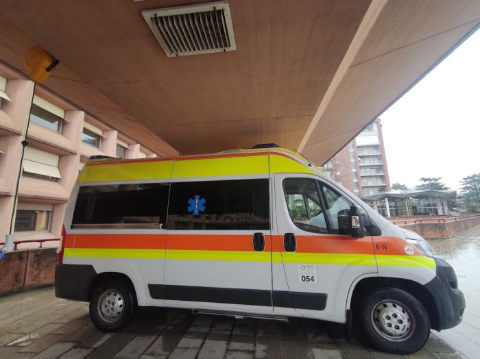 Incendio in palazzo a Cervignano, 32 persone intossicate dal fumo