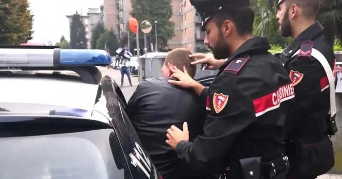Accoltellamento in pieno centro a Trieste, accerchiato  gli perforano un polmone in Via dell'Orologio