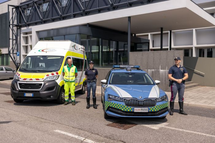 Roma: resta bloccato in auto, bambino di 4 anni soccorso da polizia locale