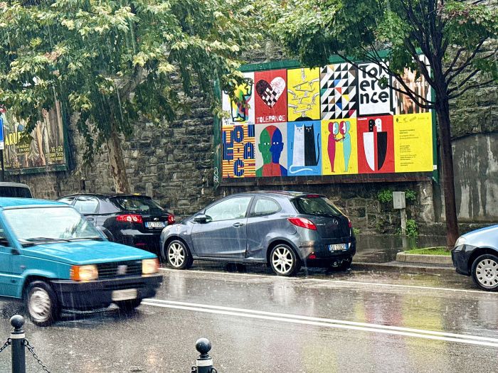 Manifesti dal mondo invadono Trieste: il Mercato Coperto si trasforma nel tempio della tolleranza