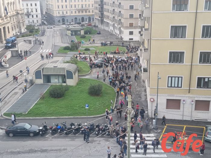 Processati ma affamati: i No Green Pass rispondono con una magnada