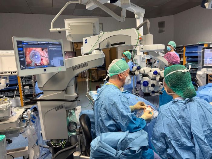 Trieste guida l’eccellenza mondiale: primi impianti di cornea artificiale alla Clinica Oculistica