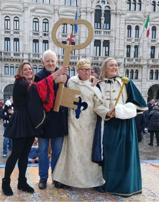 Carnevale al via con la consegna della chiavi al Re e alla Regina in Piazza Unità