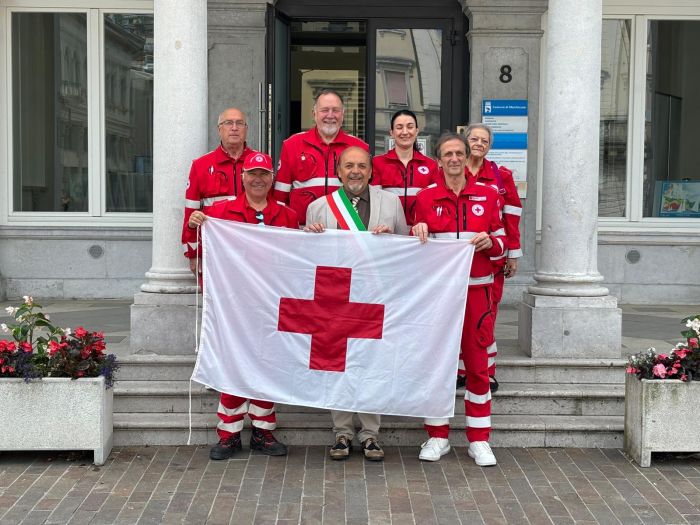Giornata Mondiale della Croce Rossa: bandiera sul Municipio a Monfalcone e monumenti illuminati