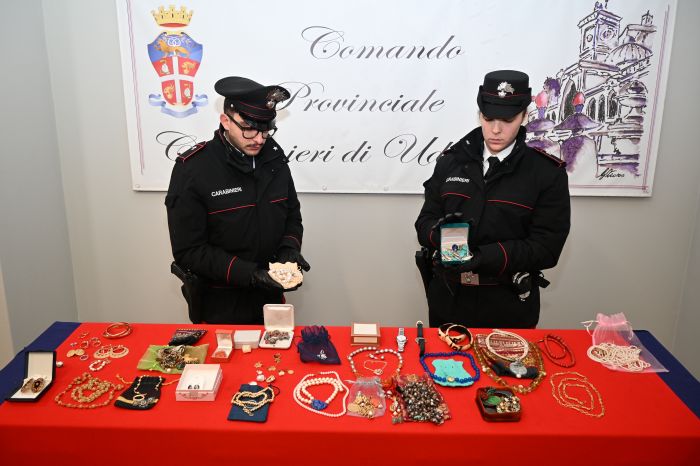 “Finto carabiniere” a caccia d’oro: truffa da manuale a un’81enne, ma scatta il blitz e finisce in manette