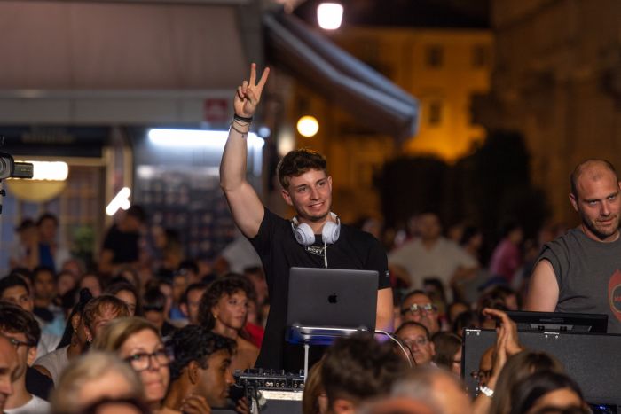 “Chi d’estate va a dormire alle 22:30?”: Ricky Ottolino contro i limiti agli orari degli eventi  (VIDEO)