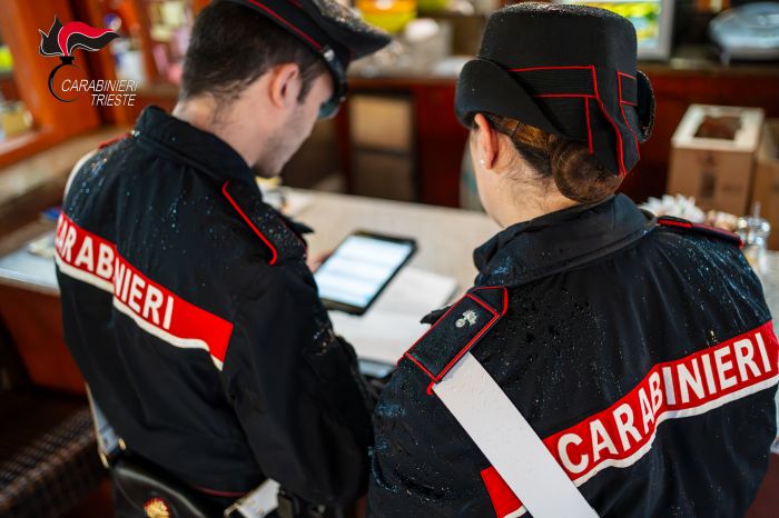 Ruba una tuta da 300 euro nel centro di Trieste, inseguito e bloccato da due Carabinieri fuori servizio!!