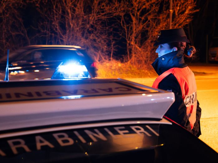 Rapina, evasione e ricettazione: in manette due ricercati. Uno stava scappando dall'Italia 