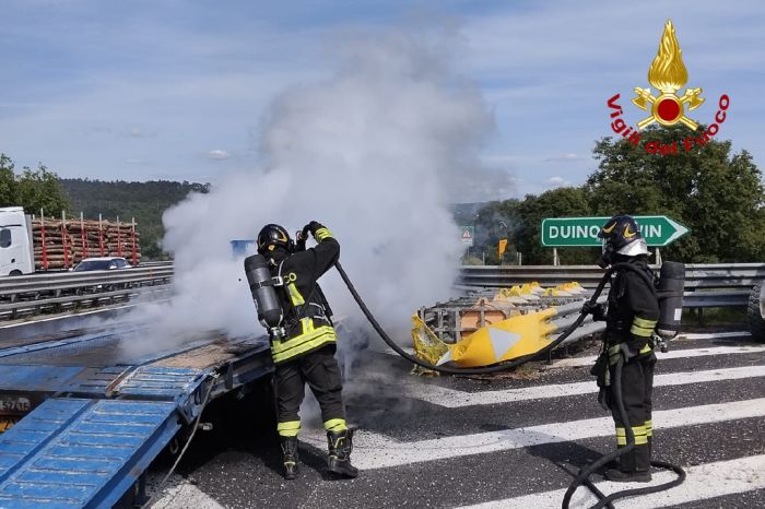 Incendio sulla A4 a Duino: semirimorchio a fuoco, traffico rallentato verso Trieste