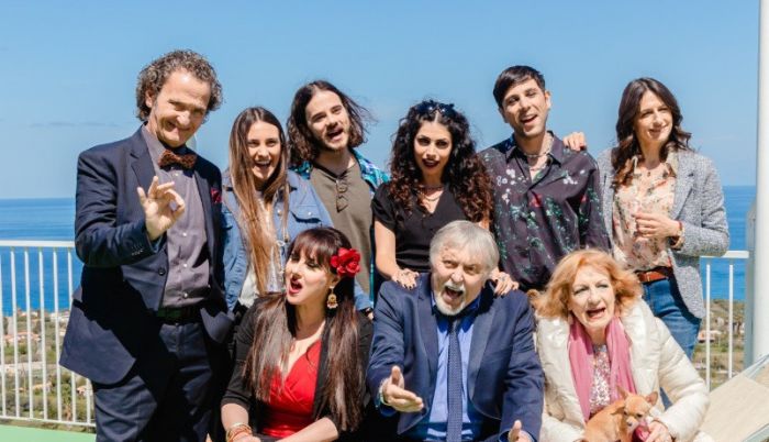 L’attrice triestina Anita Kravos al cinema con “Due famiglie, un funerale”: commedia tutta da ridere 
