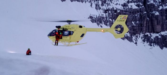 Nebbia sul Canin, due scialpinisti bloccati a 2000 metri: recuperati con il verricello dall’elisoccorso