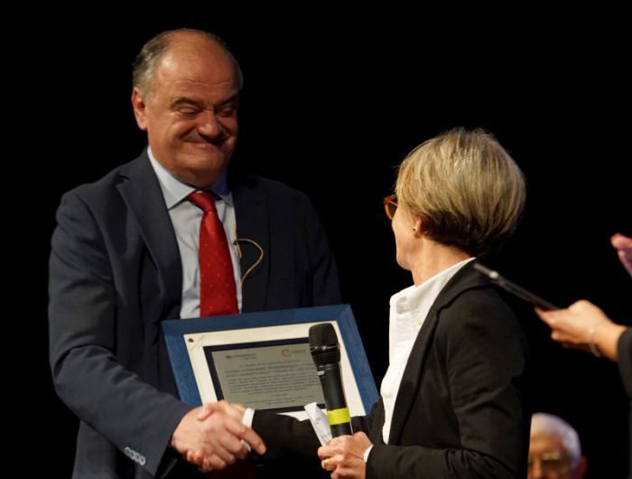 Confcooperative Alpe Adria ha donato una targa celebrativa a Civiform che quest’anno festeggia 30 anni di cooperazione