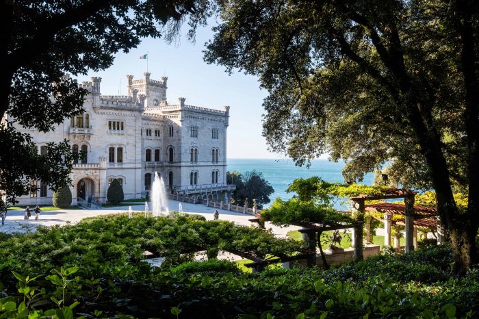 Trieste, tornano a Miramare i reperti egizi di Massimiliano d’Asburgo: in mostra oltre cento opere