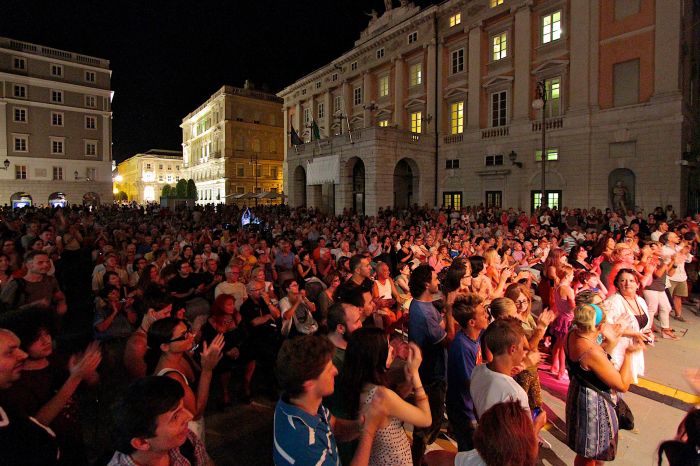 Trieste Estate 2025, quasi 300 eventi: Corona, Capossela, Rockets, La Tosca, operetta e tanto altro! (PROGRAMMA)