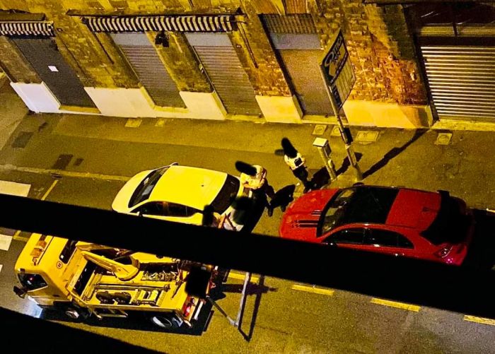 Via Piccardi, rimozione per 4 auto parcheggiate sulla fermata dei bus: triestino si arrabbia sui social 