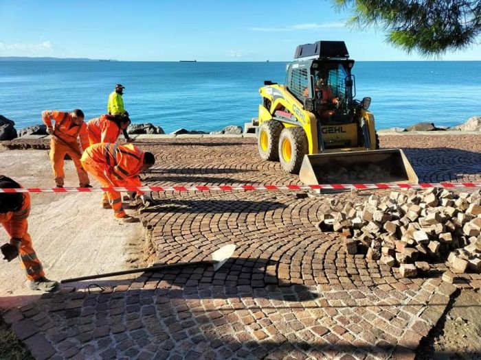Disastro a Barcola, squadre al lavoro dal primo mattino per messa in sicurezza e ripristino (FOTO) 
